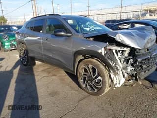 ✅ 2025 Chevrolet Trax 2RS • VIN: KL77LJEP1SC244062 • Лот: 43576122. Опубликован ранее на IAAI с пробегом 11 007 миль. Бесплатный доступ к архиву аукционных продаж из США и подробный отчёт об истории автомобиля на DreamBid. Изображение 1.