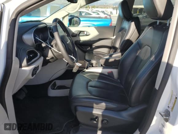 ✅ 2023 Chrysler Pacifica Hybrid Touring L • VIN: 2C4RC1L79PR622755 • Lot: 89672075. Wystawiony na Copart z przebiegiem 16 272 mil. Bezpłatny archiwum sprzedaży aukcyjnych z USA i szczegółowy raport historii pojazdu na DreamBid. Zdjęcie 7.