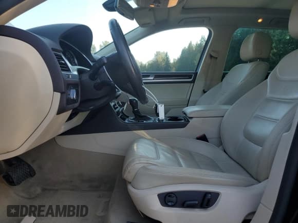 ✅ 2013 Volkswagen Touareg Sport • VIN: WVGEF9BPXDD007969 • Lot: 81468955. Listed on Copart with 118,346 mi. Free auction sales archive from the USA and detailed vehicle history report at DreamBid. Image 7.