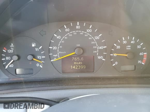 ✅ 2003 Mercedes-Benz CLK 320 • VIN: WDBLK65GX3T144205 • Lot: 92627495. Wystawiony na Copart z przebiegiem 142 399 mil. Bezpłatny archiwum sprzedaży aukcyjnych z USA i szczegółowy raport historii pojazdu na DreamBid. Zdjęcie 9.