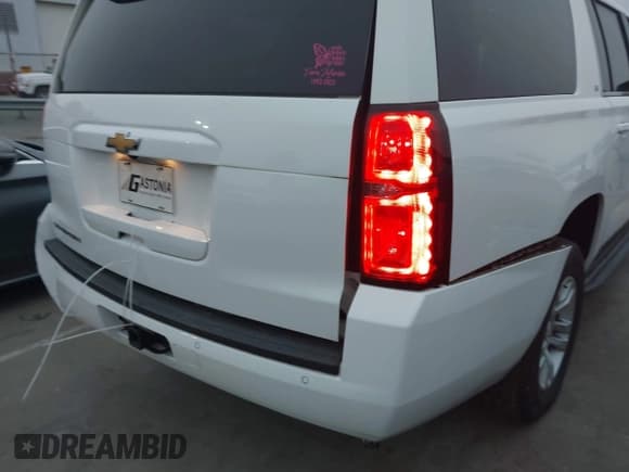 ✅ 2020 Chevrolet Suburban LT • VIN: 1GNSCHKC6LR113299 • Lot: 41921541. Wystawiony na IAAI z przebiegiem 89 902 mil. Bezpłatny archiwum sprzedaży aukcyjnych z USA i szczegółowy raport historii pojazdu na DreamBid. Zdjęcie 18.