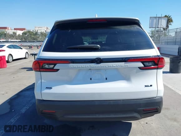 ✅ 2025 Toyota Highlander XLE • VIN: 5TDAAAB58SS070569 • Lot: 41665584. Listed on IAAI with 2,009 mi. Free auction sales archive from the USA and detailed vehicle history report at DreamBid. Image 16.