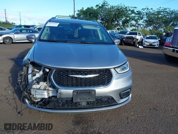 ✅ 2021 Chrysler Pacifica Hybrid Touring L • VIN: 2C4RC1L7XMR581385 • Lot: 43566058. Listed on IAAI with 6,979 mi. Free auction sales archive from the USA and detailed vehicle history report at DreamBid. Image 13.