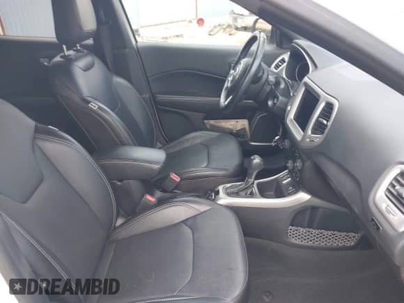 2021 Jeep Compass 80th Anniversary z VIN 3C4NJCEB6MT571564, wystawiony jako IAAI lot #42591643 z przebiegiem 56 999 mil mil oraz . Historia ofert i sprzedaży dostępna na DreamBid. Obrazek 5.