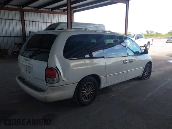 ✅ 2000 Chrysler Town & Country Limited • VIN: 1C4GP64L9YB647675 • Lot: 43125815. Listed on IAAI with 70,615 mi. Free auction sales archive from the USA and detailed vehicle history report at DreamBid. Image 4.