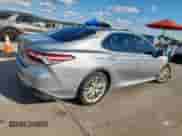 2020 Toyota Camry XLE z VIN 4T1F11AK4LU863583, wystawiony jako Copart lot #81704755 z przebiegiem 60 937 mil mil oraz Szkoda całkowita • Salvage title. Historia ofert i sprzedaży dostępna na DreamBid. Obrazek 3.