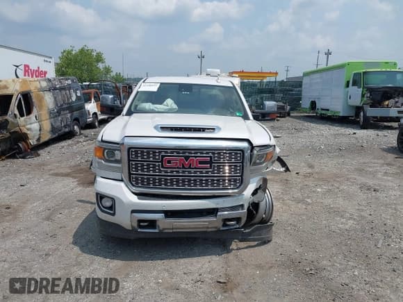 ✅ 2019 GMC Sierra 2500HD Denali • VIN: 1GT12SEY2KF280979 • Lot: 42440832. Wystawiony na IAAI z przebiegiem Nie podano. Bezpłatny archiwum sprzedaży aukcyjnych z USA i szczegółowy raport historii pojazdu na DreamBid. Zdjęcie 13.