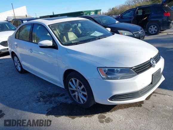 ✅ 2011 Volkswagen Jetta SE • VIN: 3VWDZ7AJ2BM319355 • Lot: 43669991. Wystawiony na IAAI z przebiegiem 177 438 mil. Bezpłatny archiwum sprzedaży aukcyjnych z USA i szczegółowy raport historii pojazdu na DreamBid. Zdjęcie 1.
