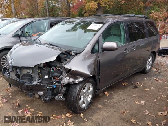 ✅ 2013 Toyota Sienna LE • VIN: 5TDKK3DC3DS376882 • Lot: 43569276. Wystawiony na IAAI z przebiegiem 131 245 mil. Bezpłatny archiwum sprzedaży aukcyjnych z USA i szczegółowy raport historii pojazdu na DreamBid. Zdjęcie 18.