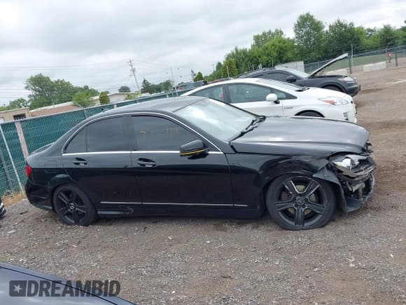 ✅ 2012 Mercedes-Benz C 300 Sport • VIN: WDDGF8BBXCR239216 • Lot: 43033772. Wystawiony na IAAI z przebiegiem 96 391 mil. Bezpłatny archiwum sprzedaży aukcyjnych z USA i szczegółowy raport historii pojazdu na DreamBid. Zdjęcie 14.
