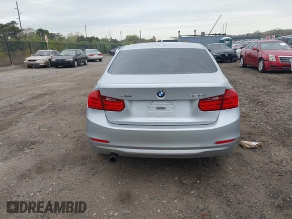 ✅ 2015 BMW 3 Series 320i xDrive • VIN: WBA3C3G55FNS73435 • Lot: 42133912. Wystawiony na IAAI z przebiegiem 111 663 mil. Bezpłatny archiwum sprzedaży aukcyjnych z USA i szczegółowy raport historii pojazdu na DreamBid. Zdjęcie 16.