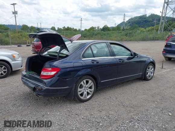✅ 2011 Mercedes-Benz C 300 Sport • VIN: WDDGF8BB2BR134569 • Лот: 42924310. Опубликован ранее на IAAI с пробегом 165 450 миль. Бесплатный доступ к архиву аукционных продаж из США и подробный отчёт об истории автомобиля на DreamBid. Изображение 4.