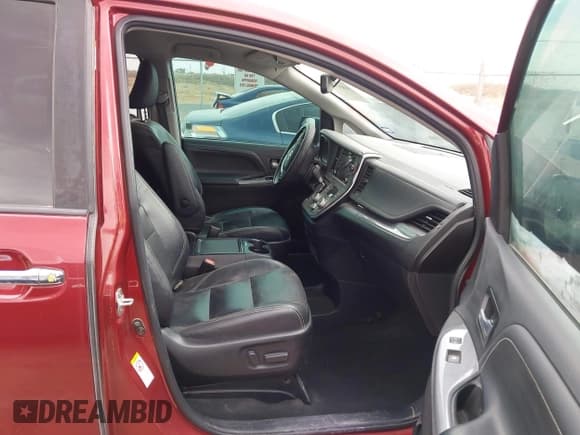 ✅ 2018 Toyota Sienna SE • VIN: 5TDXZ3DC4JS961452 • Lot: 41850340. Listed on IAAI with 111,229 mi. Free auction sales archive from the USA and detailed vehicle history report at DreamBid. Image 5.