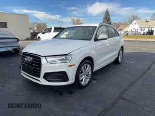 ✅ 2018 Audi Q3 Premium • VIN: WA1BCCFS6JR027592 • Lot: 94123035. Wystawiony na Copart z przebiegiem 153 038 mil. Bezpłatny archiwum sprzedaży aukcyjnych z USA i szczegółowy raport historii pojazdu na DreamBid. Zdjęcie 2.
