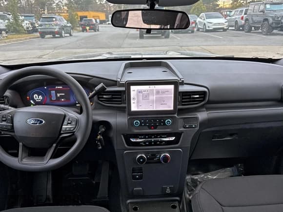 ✅ 2025 Ford Police Interceptor Utility • VIN: 1FM5K8AC0SGA05566 • Lot: 96831695. Wystawiony na Copart z przebiegiem 27 mil. Bezpłatny archiwum sprzedaży aukcyjnych z USA i szczegółowy raport historii pojazdu na DreamBid. Zdjęcie 9.