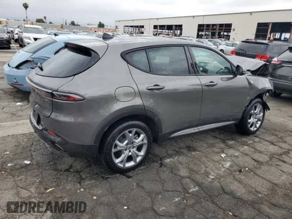 2024 Dodge Hornet R/T z VIN ZACPDFCW5R3A26937, wystawiony jako Copart lot #55955115 z przebiegiem 20 560 mil mil oraz Szkoda całkowita • Salvage title. Historia ofert i sprzedaży dostępna na DreamBid. Obrazek 3.