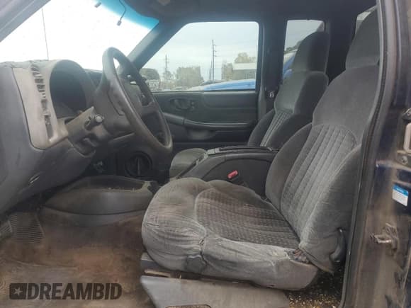 ✅ 2001 Chevrolet S-10 LS • VIN: 1GCCS19W618115841 • Лот: 50214595. Опубликован ранее на Copart с пробегом 275 590 миль. Бесплатный доступ к архиву аукционных продаж из США и подробный отчёт об истории автомобиля на DreamBid. Изображение 7.