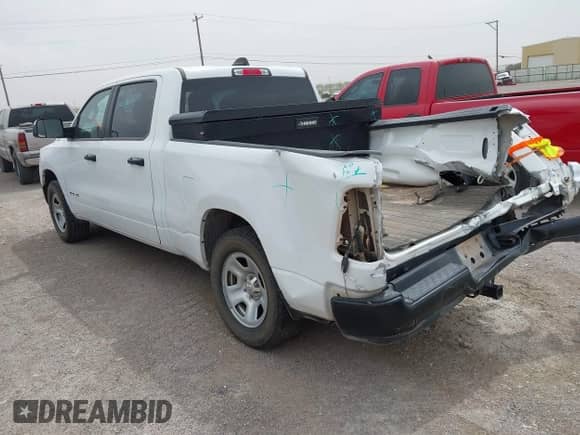 2022 Ram 1500 Tradesman z VIN 1C6SRFNT0NN416927, wystawiony jako IAAI lot #42019996 z przebiegiem 91 025 mil mil oraz . Historia ofert i sprzedaży dostępna na DreamBid. Obrazek 3.