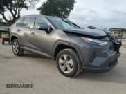 ✅ 2022 Toyota RAV4 XLE • VIN: 2T3W1RFV4NW192072 • Lot: 80070425. Wystawiony na Copart z przebiegiem 64 113 mil. Bezpłatny archiwum sprzedaży aukcyjnych z USA i szczegółowy raport historii pojazdu na DreamBid. Zdjęcie 4.