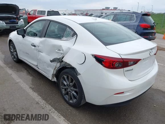 ✅ 2018 Mazda 3 Touring • VIN: 3MZBN1V32JM190611 • Lot: 42032844. Wystawiony na IAAI z przebiegiem 63 493 mil. Bezpłatny archiwum sprzedaży aukcyjnych z USA i szczegółowy raport historii pojazdu na DreamBid. Zdjęcie 3.