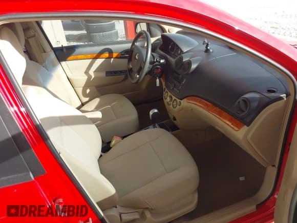 ✅ 2010 Chevrolet Aveo 1LT • VIN: KL1TD5DE0AB135528 • Lot: 40914769. Wystawiony na IAAI z przebiegiem Nie podano. Bezpłatny archiwum sprzedaży aukcyjnych z USA i szczegółowy raport historii pojazdu na DreamBid. Zdjęcie 5.