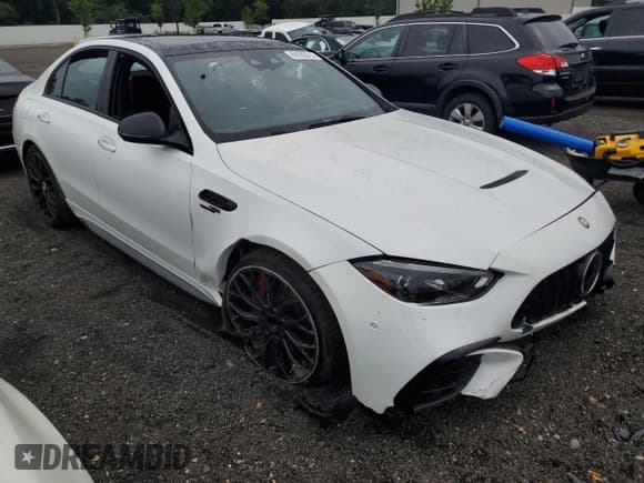 ✅ 2025 Mercedes-Benz C 63 S AMG E Performance • VIN: W1KAF8ABXSR252831 • Lot: 68780315. Wystawiony na Copart z przebiegiem 8 287 mil. Bezpłatny archiwum sprzedaży aukcyjnych z USA i szczegółowy raport historii pojazdu na DreamBid. Zdjęcie 4.