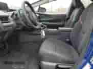 2025 Toyota Prius SE z VIN JTDACACU8S3040893, wystawiony jako Copart lot #52588625 z przebiegiem Nie podano mil oraz Szkoda całkowita • Salvage title. Historia ofert i sprzedaży dostępna na DreamBid. Obrazek 7.