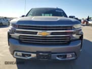 ✅ 2021 Chevrolet Silverado 1500 High Country • VIN: 1GCUYHET9MZ105696 • Lot: 81576454. Wystawiony na Copart z przebiegiem 58 718 mil. Bezpłatny archiwum sprzedaży aukcyjnych z USA i szczegółowy raport historii pojazdu na DreamBid. Zdjęcie 5.