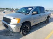 ✅ 2012 Nissan Titan SL • VIN: 1N6BA0ED2CN307658 • Lot: 42369756. Wystawiony na IAAI z przebiegiem 305 852 mil. Bezpłatny archiwum sprzedaży aukcyjnych z USA i szczegółowy raport historii pojazdu na DreamBid. Zdjęcie 2.