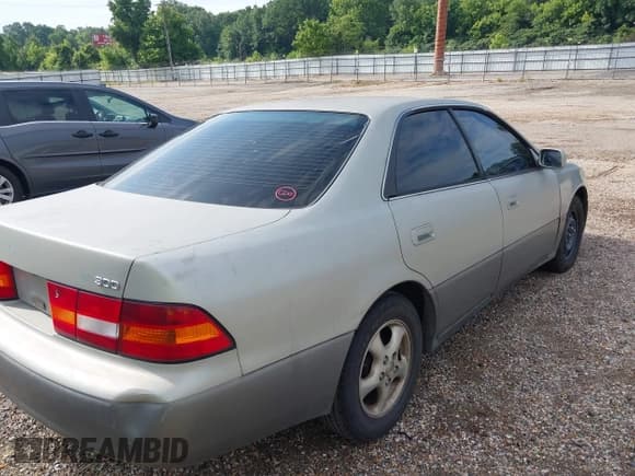 ✅ 1998 Lexus ES 300 • VIN: JT8BF28G9W5016146 • Lot: 42672230. Listed on IAAI with 303,819 mi. Free auction sales archive from the USA and detailed vehicle history report at DreamBid. Image 4.