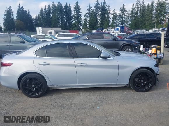 ✅ 2020 Alfa Romeo Giulia Ti • VIN: ZARFANBN0L7639218 • Lot: 43185575. Listed on IAAI with 27,923 mi. Free auction sales archive from the USA and detailed vehicle history report at DreamBid. Image 14.