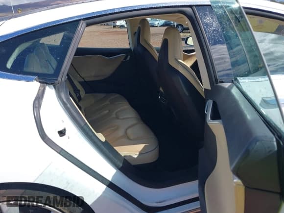 ✅ 2013 Tesla Model S Performance • VIN: 5YJSA1CP3DFP05886 • Lot: 43369959. Wystawiony na IAAI z przebiegiem 154 931 mil. Bezpłatny archiwum sprzedaży aukcyjnych z USA i szczegółowy raport historii pojazdu na DreamBid. Zdjęcie 8.