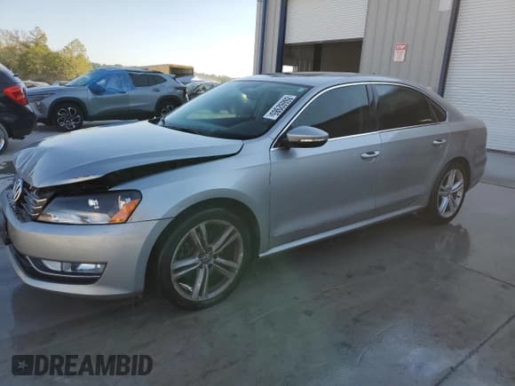 ✅ 2012 Volkswagen Passat SEL Premium • VIN: 1VWCN7A32CC053931 • Лот: 86692985. Опубликован ранее на Copart с пробегом 150 407 миль. Бесплатный доступ к архиву аукционных продаж из США и подробный отчёт об истории автомобиля на DreamBid. Изображение 1.