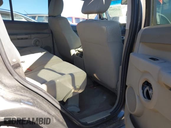 ✅ 2006 Jeep Commander • VIN: 1J8HG48KX6C195357 • Lot: 41525843. Wystawiony na IAAI z przebiegiem 158 235 mil. Bezpłatny archiwum sprzedaży aukcyjnych z USA i szczegółowy raport historii pojazdu na DreamBid. Zdjęcie 8.