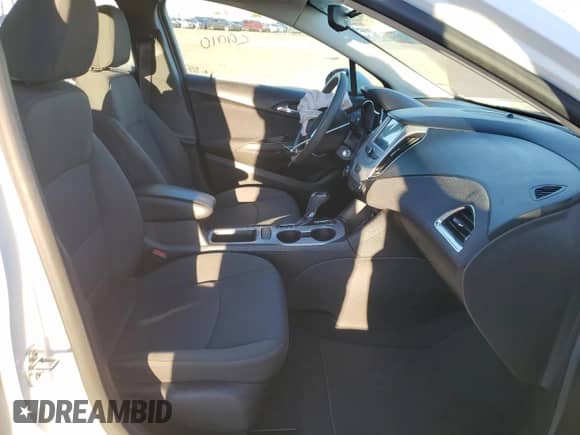 2017 Chevrolet Cruze LS z VIN 1G1BC5SM6H7269208, wystawiony jako Copart lot #66910232 z przebiegiem 59 910 mil mil oraz . Historia ofert i sprzedaży dostępna na DreamBid. Obrazek 5.