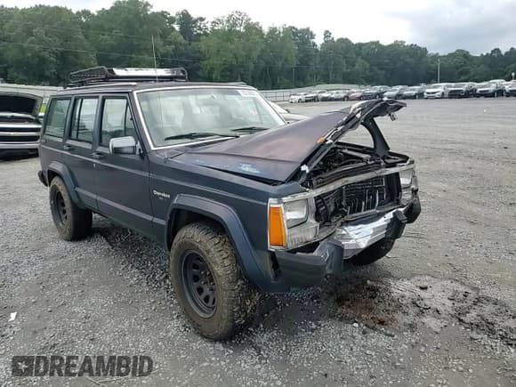 ✅ 1989 Jeep Cherokee • VIN: 1J4FJ38L0KL401891 • Lot: 70126035. Listed on Copart with 143,969 mi. Free auction sales archive from the USA and detailed vehicle history report at DreamBid. Image 13.
