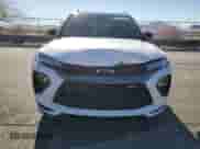 2021 Chevrolet TrailBlazer RS z VIN KL79MTSL6MB084188, wystawiony jako Copart lot #82558935 z przebiegiem 27 292 mil mil oraz Szkoda całkowita • Salvage title. Historia ofert i sprzedaży dostępna na DreamBid. Obrazek 5.