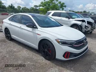 ✅ 2023 Volkswagen Jetta Autobahn • VIN: 3VW2T7BU1PM019833 • Lot: 42688785. Wystawiony na IAAI z przebiegiem 28 045 mil. Bezpłatny archiwum sprzedaży aukcyjnych z USA i szczegółowy raport historii pojazdu na DreamBid. Zdjęcie 1.