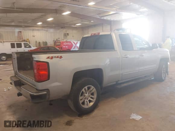 2018 Chevrolet Silverado 1500 LT z VIN 1GCVKREC6JZ298381, wystawiony jako IAAI lot #43383942 z przebiegiem 101 454 mil mil oraz . Historia ofert i sprzedaży dostępna na DreamBid. Obrazek 4.