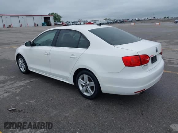 ✅ 2014 Volkswagen Jetta TDI w/Premium • VIN: 3VWLL7AJXEM372547 • Lot: 42320105. Wystawiony na IAAI z przebiegiem 113 200 mil. Bezpłatny archiwum sprzedaży aukcyjnych z USA i szczegółowy raport historii pojazdu na DreamBid. Zdjęcie 3.