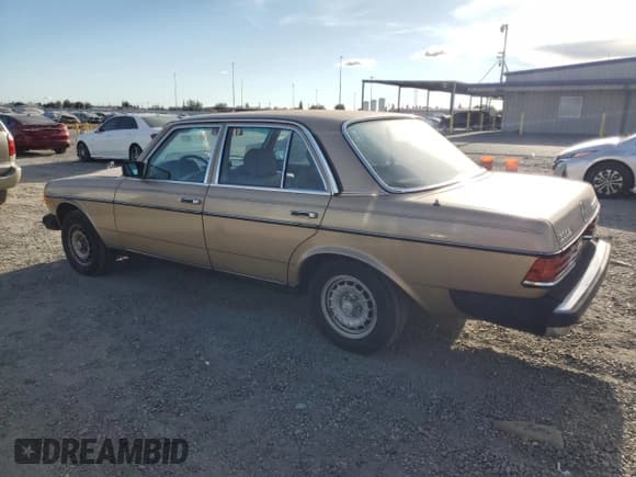 ✅ 1984 Mercedes-Benz 300 D • VIN: WDBAB33A5EA066564 • Lot: 72059935. Listed on Copart with 211,903 mi. Free auction sales archive from the USA and detailed vehicle history report at DreamBid. Image 2.