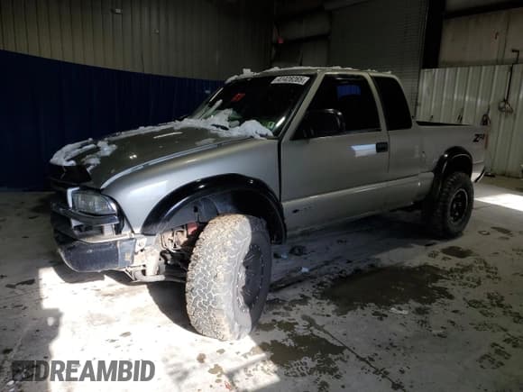 ✅ 2003 Chevrolet S-10 LS • VIN: 1GCCT19X138113763 • Лот: 41428265. Опубликован ранее на Copart с пробегом 158 794 миль. Бесплатный доступ к архиву аукционных продаж из США и подробный отчёт об истории автомобиля на DreamBid. Изображение 1.
