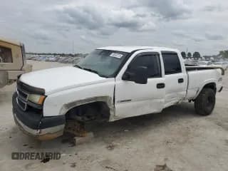✅ 2005 Chevrolet Silverado 2500HD LS • VIN: 1GCHK23UX5F946652 • Lot: 58632275. Wystawiony na Copart z przebiegiem 228 709 mil. Bezpłatny archiwum sprzedaży aukcyjnych z USA i szczegółowy raport historii pojazdu na DreamBid. Zdjęcie 1.