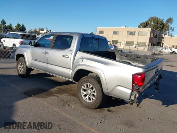 ✅ 2019 Toyota Tacoma SR5 • VIN: 3TMAZ5CN4KM098254 • Lot: 43607958. Wystawiony na IAAI z przebiegiem 213 730 mil. Bezpłatny archiwum sprzedaży aukcyjnych z USA i szczegółowy raport historii pojazdu na DreamBid. Zdjęcie 3.