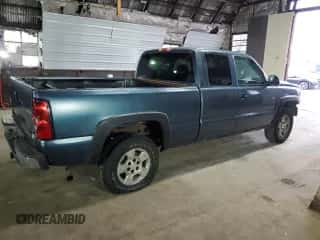 2006 Chevrolet Silverado 1500 Work Truck z VIN 1GCEK19VX6E164128, wystawiony jako Copart lot #89818625 z przebiegiem 174 390 mil mil oraz Czysty tytuł • Clean title. Historia ofert i sprzedaży dostępna na DreamBid. Obrazek 3.