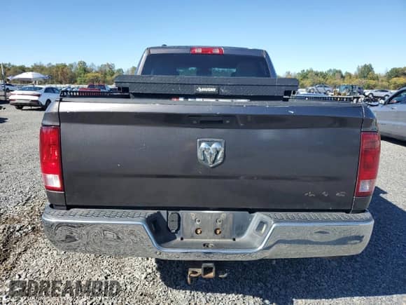 2014 Ram 1500 Tradesman z VIN 1C6RR7FM1ES338428, wystawiony jako Copart lot #82249045 z przebiegiem 278 348 mil mil oraz Szkoda całkowita • Salvage title. Historia ofert i sprzedaży dostępna na DreamBid. Obrazek 6.