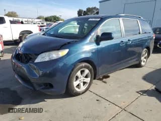 ✅ 2012 Toyota Sienna LE • VIN: 5TDKK3DC6CS226957 • Lot: 87479505. Wystawiony na Copart z przebiegiem 222 660 mil. Bezpłatny archiwum sprzedaży aukcyjnych z USA i szczegółowy raport historii pojazdu na DreamBid. Zdjęcie 1.