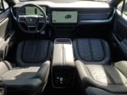 ✅ 2023 Rivian R1S Adventure • VIN: 7PDSGABA0PN009951 • Lot: 49899425. Wystawiony na Copart z przebiegiem 30 039 mil. Bezpłatny archiwum sprzedaży aukcyjnych z USA i szczegółowy raport historii pojazdu na DreamBid. Zdjęcie 8.