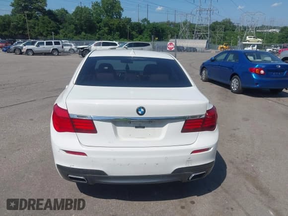 ✅ 2013 BMW 7 Series 750Li xDrive • VIN: WBAYF8C51DD139735 • Lot: 42590928. Listed on IAAI with 118,984 mi. Free auction sales archive from the USA and detailed vehicle history report at DreamBid. Image 16.