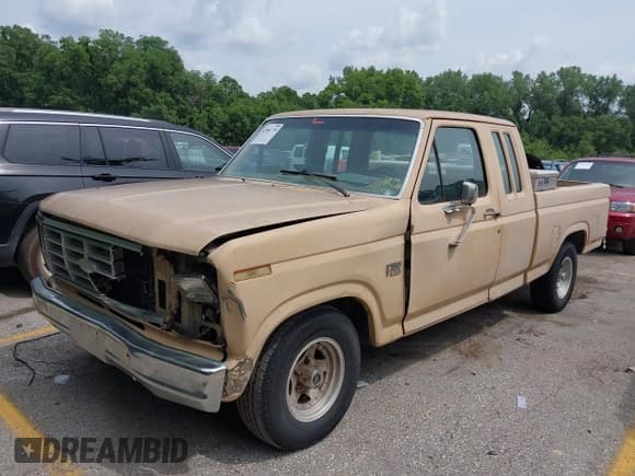 ✅ 1986 Ford F-150 • VIN: 1FTEX15Y1GKB07403 • Lot: 42484739. Wystawiony na IAAI z przebiegiem 9 450 mil. Bezpłatny archiwum sprzedaży aukcyjnych z USA i szczegółowy raport historii pojazdu na DreamBid. Zdjęcie 2.